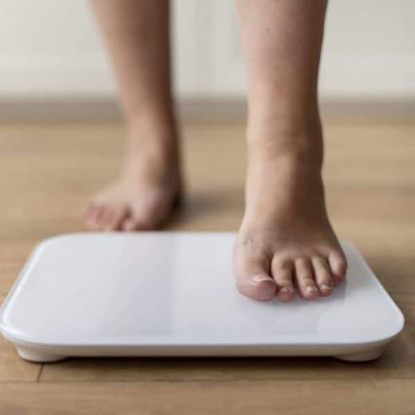 person-with-eating-disorder-having-weight-problems (1)